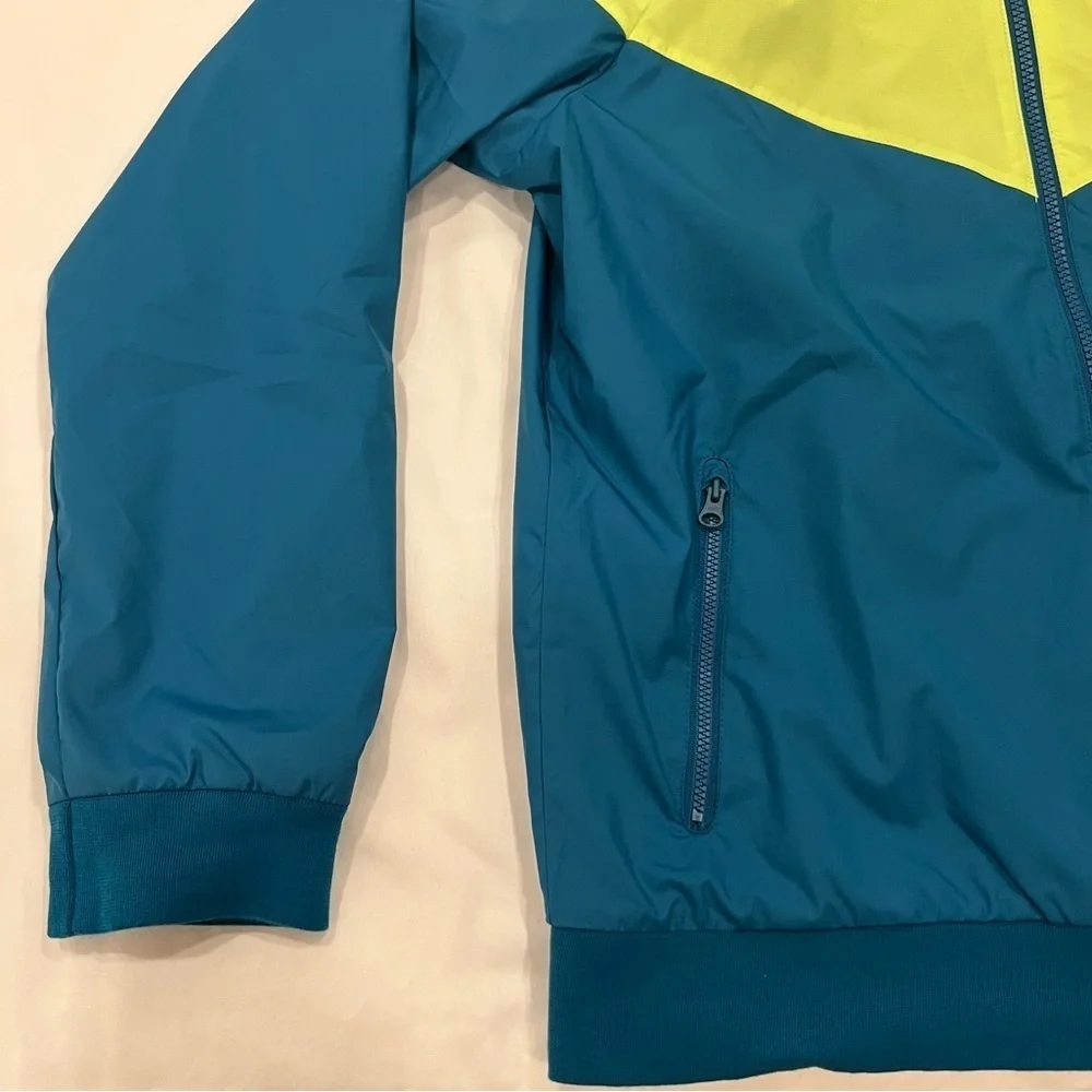 Nike | Windbreaker | Youth Size X-Large | Excellent like new condition.